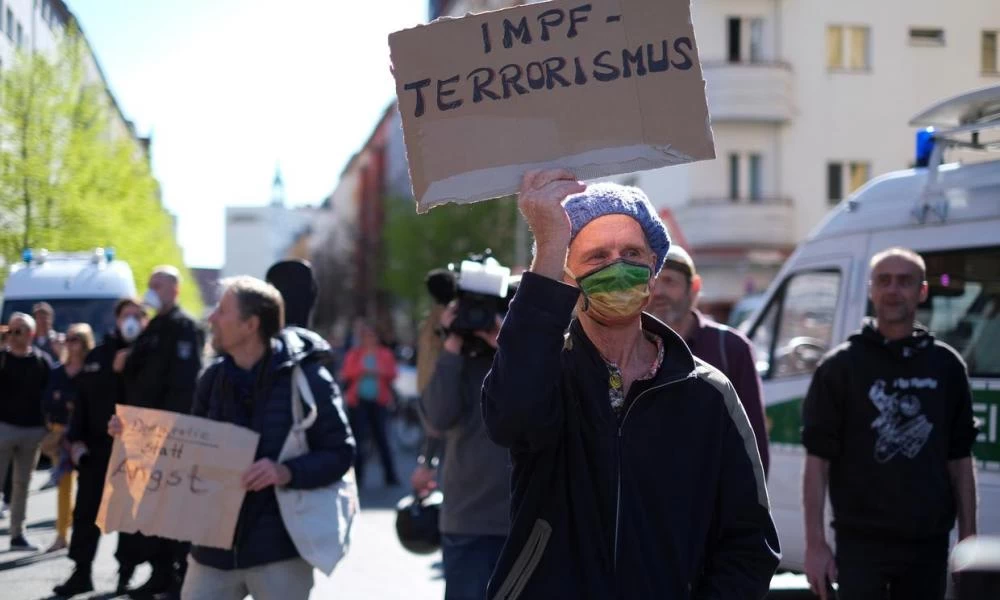 Βερολίνο: Αστυνομικοί...μπουζουριάζουν διαμαρτυρόμενους κατά του «αυταρχικού» lockdown